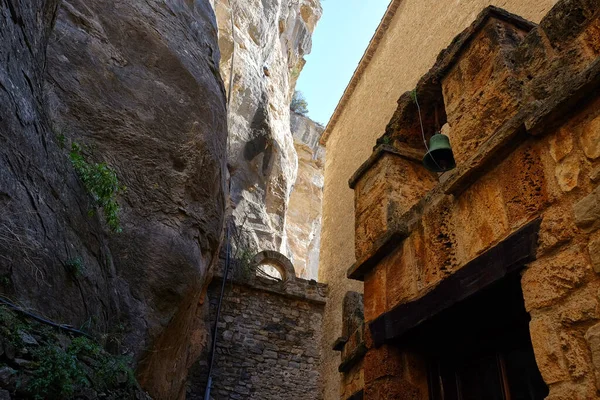 Sant Miquel del Fai manastırı, Barcelona 'da kaya ve şelalelerin dağlık doğal alanı.