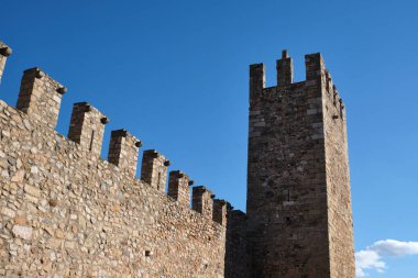 Eski ortaçağ şehri Montblanc, Tarragona 'nın duvarları. Katalonya