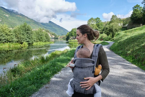 Madre Caucásica Con Portabebés Dando Paseo Por Lago Medio Naturaleza —  Fotos de Stock