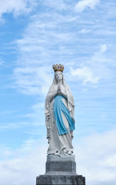 Skulptur Der Jungfrau Maria Wallfahrtsort Lourdes Frankreich Gotteshaus Und Pilgerstätte — Stockfoto