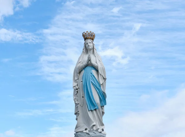 Skulptur Der Jungfrau Maria Wallfahrtsort Lourdes Frankreich Gotteshaus Und Pilgerstätte — Stockfoto