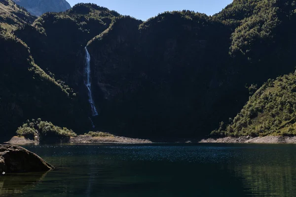 Fransız Pirenesi 'ndeki Lac d' Oo büyük bir şelalesi olan büyük yeşil dağlarla çevrili yapay bir göldür..