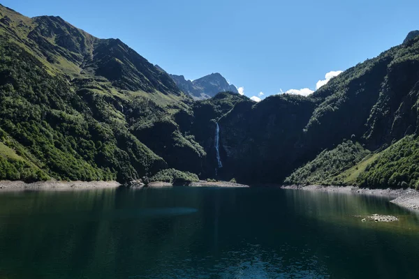 Lac Franska Pyrenéerna Konstgjord Sjö Omgiven Stora Gröna Berg Med — Stockfoto