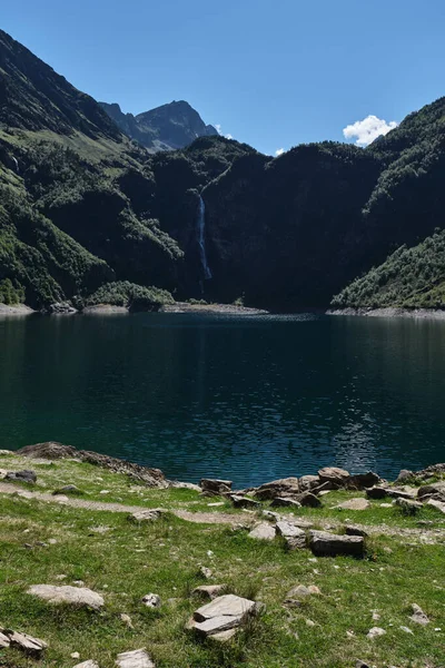 Lac French Pyrenees Artificial Lake Surrounded Large Green Mountains Large — Stock Photo, Image