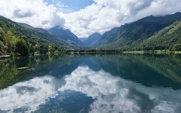 フランスのピレネー山脈の間にあるLoudenvielle湖 Lac Loudenvielle 健康的な活動をするための休暇です フランスのルデンビル — ストック写真