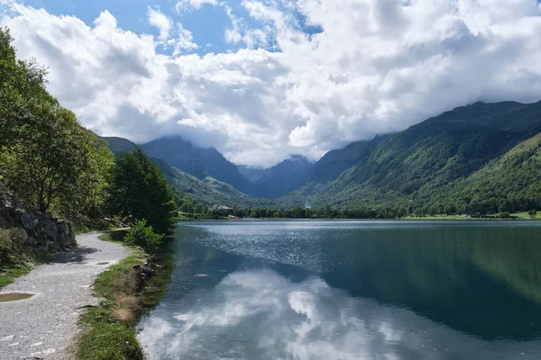 フランスのピレネー山脈の間にあるLoudenvielle湖 Lac Loudenvielle 健康的な活動をするための休暇です フランスのルデンビル — ストック写真