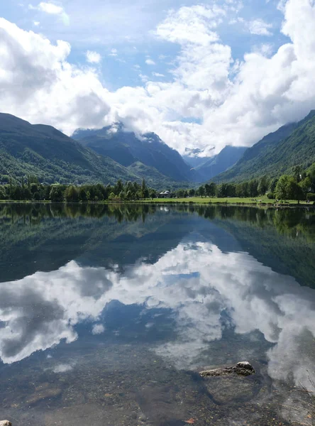 フランスのピレネー山脈の間にあるLoudenvielle湖 Lac Loudenvielle 健康的な活動をするための休暇です フランスのルデンビル — ストック写真