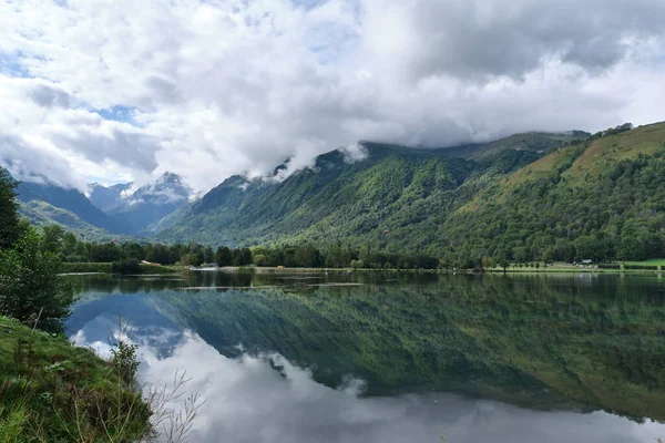 フランスのピレネー山脈の間にあるLoudenvielle湖 Lac Loudenvielle 健康的な活動をするための休暇です フランスのルデンビル — ストック写真