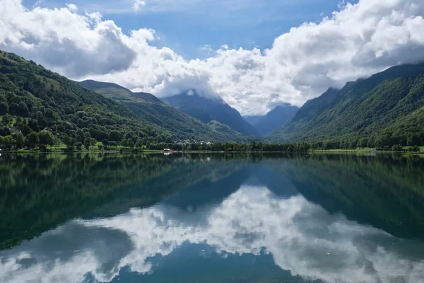 フランスのピレネー山脈の間にあるLoudenvielle湖 Lac Loudenvielle 健康的な活動をするための休暇です フランスのルデンビル — ストック写真