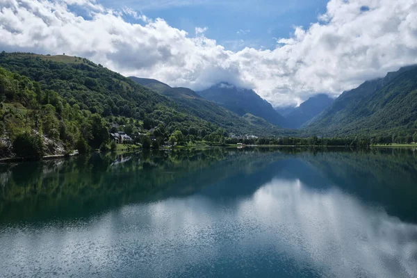 フランスのピレネー山脈の間にあるLoudenvielle湖 Lac Loudenvielle 健康的な活動をするための休暇です フランスのルデンビル — ストック写真