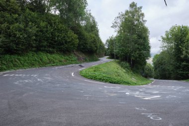 Luz-Ardiden dağ geçidi viraj yolu. Fransa, Luz-Saint-Sauveur, Fransız Pireneleri
