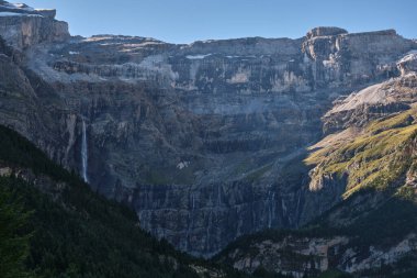 Güneşin ilk ışıklarıyla Gavarnie Sirki, Monte Perdido Massif. Fransa, Occitanie, Hautes Pirenes