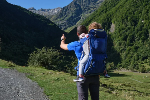 Sırt çantalı baba dağlarda yürüyüş yapıyor. baba ve kız, aile macerası, açık hava tatili, sağlıklı hayat.