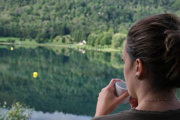 Donna Che Beve Caffè Fronte Lago Del Suo Alloggio Rurale — Foto Stock