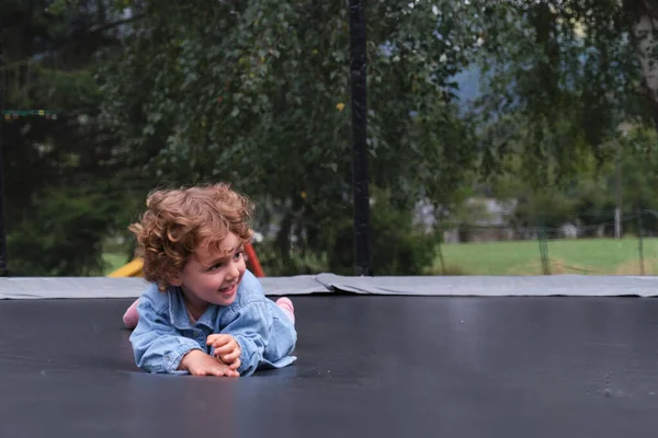 Happy Caucasian Girl Having Fun Playing Trampoline — Stock Photo, Image