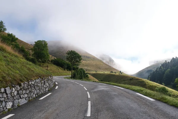 Дорога Через Зеленые Холмы Вершине Белого Тумана Col Peyresourde France — стоковое фото