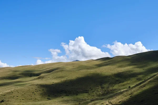 青い空が白い雲で覆われた美しい緑の丘 Col Peyresourde France — ストック写真