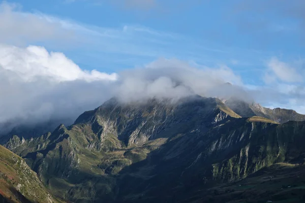 Montaña Cubierta Nubes Pico —  Fotos de Stock