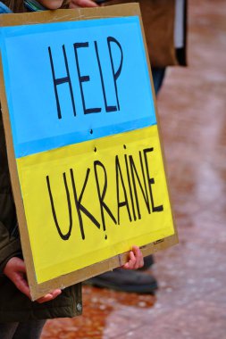 Ukrayna 'daki savaşı protesto eden Ukrayna bayrağının renkleri ile birlikte afiş Ukrayna' ya yardım ediyor. Savaşı durdurun