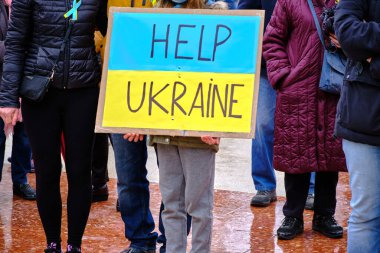 Ukrayna 'daki savaşı protesto eden Ukrayna bayrağının renkleri ile birlikte afiş Ukrayna' ya yardım ediyor. Savaşı durdurun