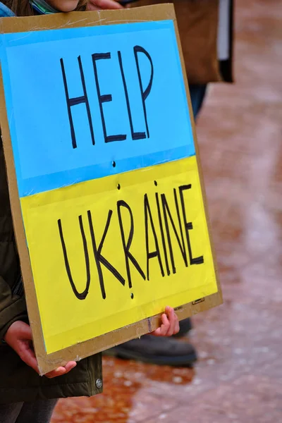 Ukrayna 'daki savaşı protesto eden Ukrayna bayrağının renkleri ile birlikte afiş Ukrayna' ya yardım ediyor. Savaşı durdurun