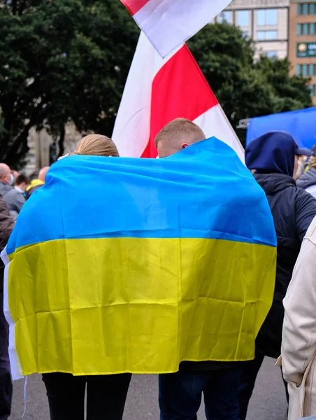 Coppia Con Bandiera Ucraina Una Manifestazione Contro Guerra Ucraina — Foto Stock