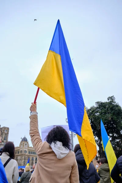 Kvinna Som Innehar Ukrainsk Flagga Vid Demonstration Mot Kriget Ukrainska — Stockfoto