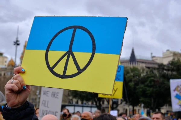 Cartel Del Símbolo Paz Bandera Ucrania Una Manifestación Contra Guerra —  Fotos de Stock
