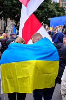 Barselona, İspanya; 6 Mart 2022: Ukrayna 'da savaşa karşı gösteri yapan insanlar.