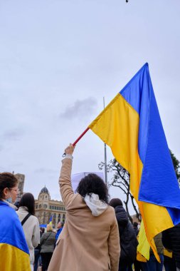 Barselona, İspanya; 6 Mart 2022: Ukrayna 'da savaşa karşı gösteri yapan insanlar.