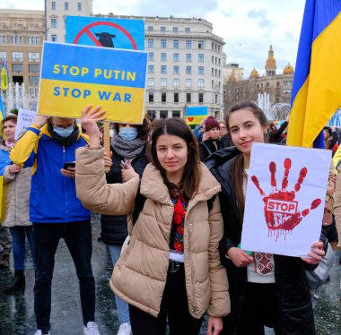 Barselona, İspanya; 6 Mart 2022: Ukrayna 'da savaşa karşı gösteri yapan insanlar.