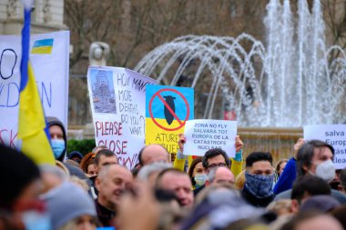 Barselona, İspanya; 6 Mart 2022: Ukrayna 'da savaşa karşı gösteri yapan insanlar.