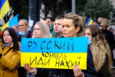 Barselona, İspanya; 6 Mart 2022: Ukrayna 'da savaşa karşı gösteri yapan insanlar.