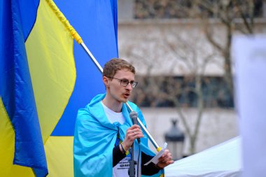 Barselona, İspanya; 6 Mart 2022: Ukrayna 'da savaşa karşı gösteri yapan insanlar.