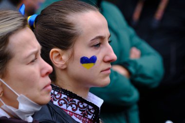 Barselona, İspanya; 6 Mart 2022: Ukrayna 'da savaşa karşı gösteri yapan insanlar.