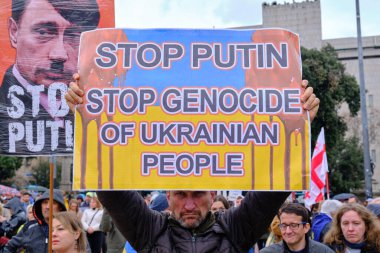 Barselona, İspanya; 6 Mart 2022: Ukrayna 'da savaşa karşı gösteri yapan insanlar.