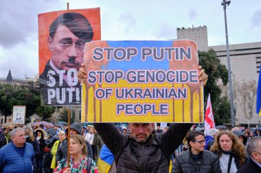 Barselona, İspanya; 6 Mart 2022: Ukrayna 'da savaşa karşı gösteri yapan insanlar.