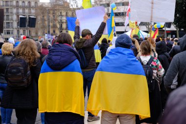 Barselona, İspanya; 6 Mart 2022: Ukrayna 'da savaşa karşı gösteri yapan insanlar.