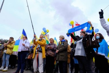 Barselona, İspanya; 6 Mart 2022: Ukrayna 'da savaşa karşı gösteri yapan insanlar.