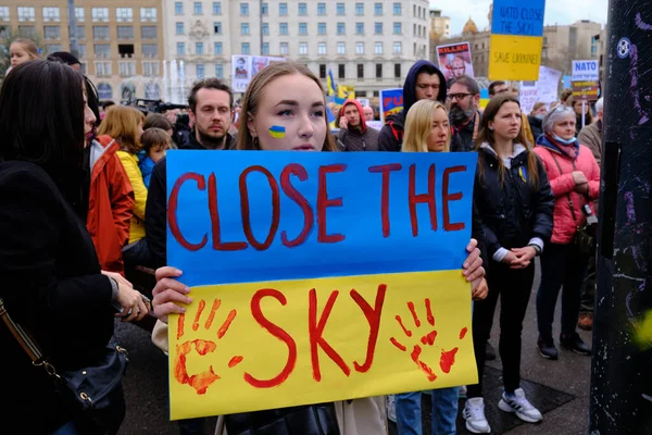 Barselona, İspanya; 6 Mart 2022: Ukrayna 'da savaşa karşı gösteri yapan insanlar.