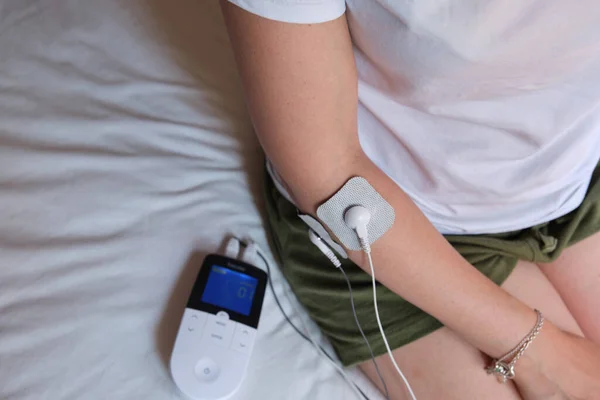 Tratamiento Electroestimulación Electrodos Codo Decenas Ems Tratamiento Para Reducir Inflamación — Foto de Stock