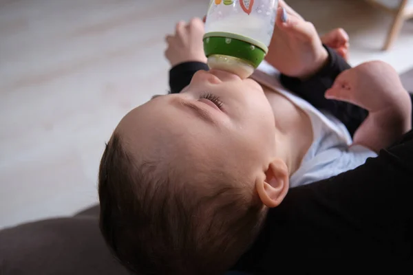 Mother Feeding Baby Bottle Home Motherhood — Stock Photo, Image