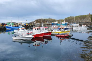Stykisholmur limanı, iskeleye demirlemiş küçük balıkçı tekneleri. Saefellsnes, İzlanda
