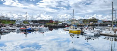 Stykkisholmur limanının panoramik görüntüsü ve arka planda renkli İzlanda evleri var. Saefellsnes, İzlanda