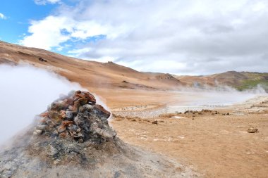 İzlanda, Hver jeotermal bölgesinde buhar konisi. Sülfür buharı fümerolleri