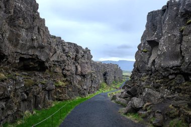 Thingvellir Ulusal Parkı 'nın tektonik plakaları arasındaki ziyaretçi yolu. İzlanda