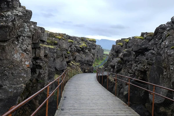 Διαδρομή Επισκέπτη Μεταξύ Των Τεκτονικών Πλακών Του Εθνικού Πάρκου Thingvellir — Φωτογραφία Αρχείου