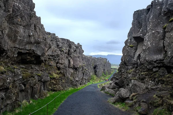 Διαδρομή Επισκέπτη Μεταξύ Των Τεκτονικών Πλακών Του Εθνικού Πάρκου Thingvellir — Φωτογραφία Αρχείου