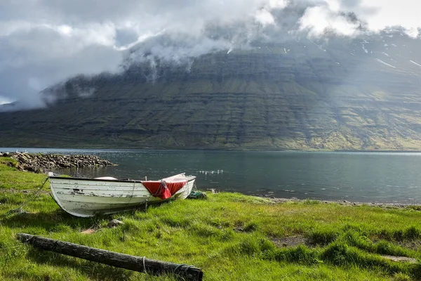 Rowboat Moored Grassy Shore Eskifjrur Fjord Iceland Cloud Covered Hlmatindur — 스톡 사진