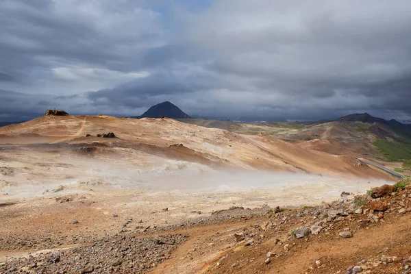 Dağın tepesinde. Hver Jeotermal Bölgesi, İzlanda 'da Namafjall (Namaskard)